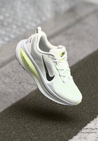 Nike Performance VOMERO 18 - Tenisice za cestovno trčanje - summit white/black/barely volt/light silver/metallic silver