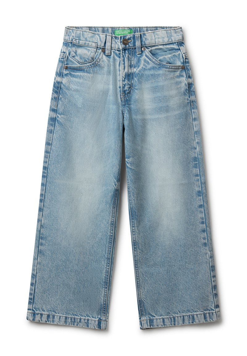 Světle modré široké džíny vyrobené z denimu, s vybledlým povrchem, pěti kapsami a zapínáním na knoflík v pase.