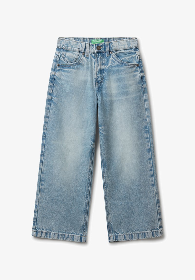 Světle modré široké džíny vyrobené z denimu, s vybledlým povrchem, pěti kapsami a zapínáním na knoflík v pase.