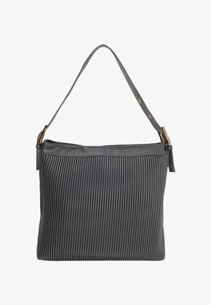 Grå plisseret skuldertaske lavet af tekstureret materiale, med en lynlåslukning i toppen og en lang justerbar skulderstrop med guldtonede detaljer.