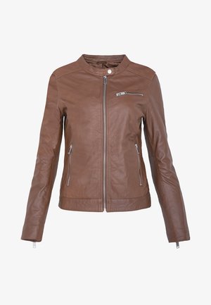 Bruine leren jas met een ritssluiting aan de voorkant, hoge kraag en twee zijritsen. Gladde textuur met een aansluitende silhouette.