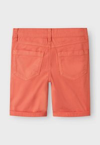 Shorts en coton corail avec poignets roulés, dotés de deux poches arrière et de coutures double piqué. Texture lisse, coupe classique.