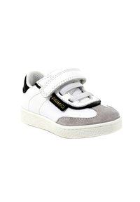 Sneaker per bambini bianco e grigio con suola in gomma texture, strap velcro e dettagli neri. Logo Primigi visibile sul lato.