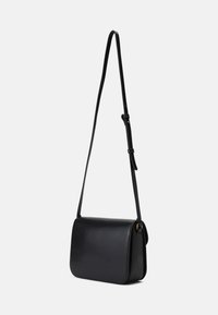 Bolsa crossbody em couro preto com um design estruturado, forma retangular plana, alça ajustável e hardware minimalista.