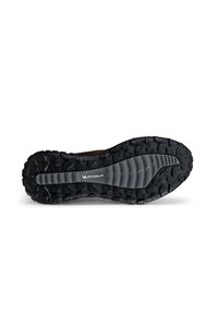 Suola di scarpa in gomma nera con motivo di battistrada multidirezionale, caratterizzata da una striscia centrale grigia e marchio. Superficie testurizzata per una migliore presa.