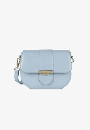 Borsa a tracolla in pelle azzurra chiaro con chiusura a patta, dettagli in metallo dorato e fondo arrotondato. Presenta una tracolla removibile per maggiore versatilità.