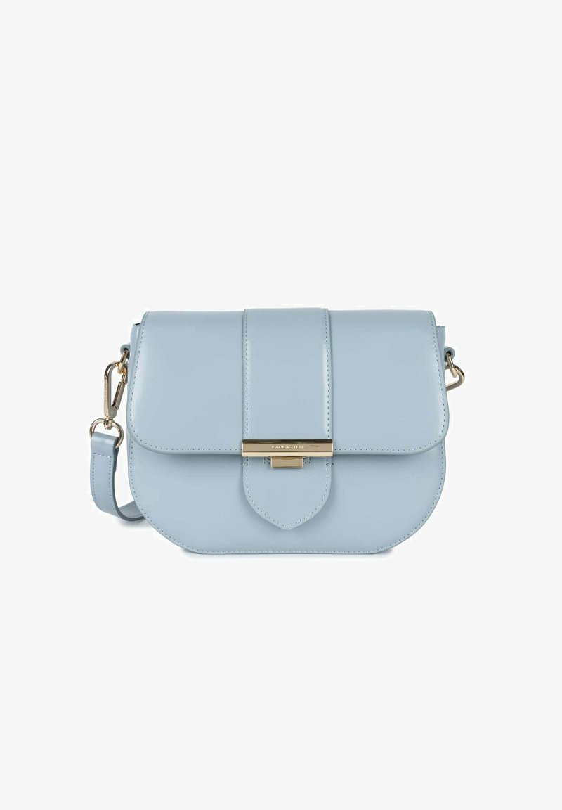 Hellblaues Leder-Crossbody-Bag mit Klappenverschluss, goldenen Hardware-Akzenten und einem abgerundeten Boden. Verfügt über einen abnehmbaren Trageriemen für Vielseitigkeit.