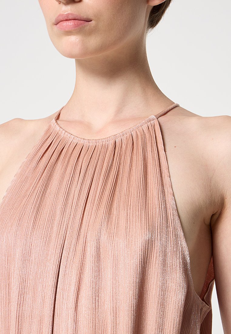 Helle rosa Halfterkleid mit plissierter Textur, das ein fließendes Design und einen offenen Rücken präsentiert. Leichtes Gewebe mit subtiler Schattierung.