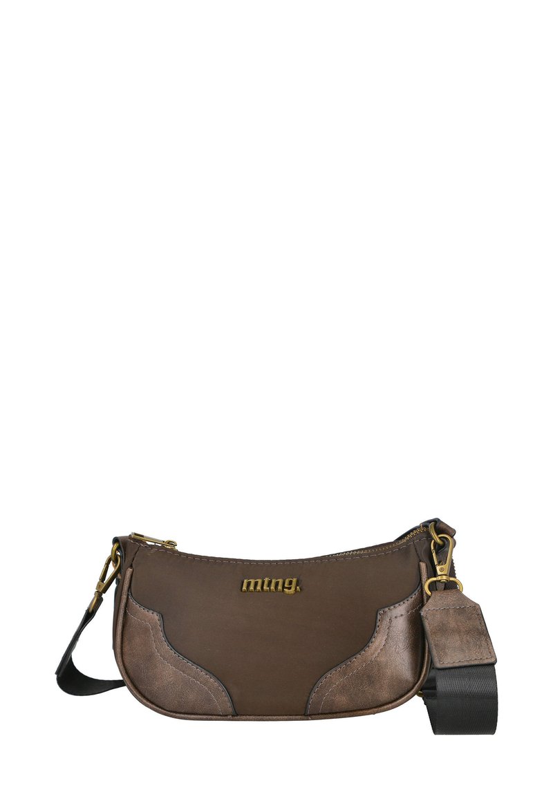 Bolso de cuero marrón con forma redondeada, logo dorado, acentos en marrón oscuro contrastantes y una correa desmontable con clip. Cierre de cremallera.