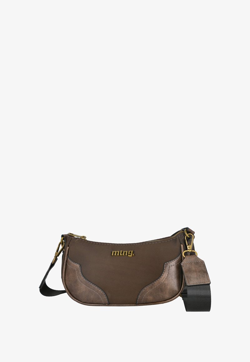 Bolso de cuero marrón con forma redondeada, logo dorado, acentos en marrón oscuro contrastantes y una correa desmontable con clip. Cierre de cremallera.