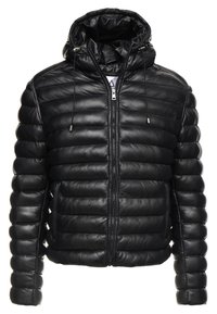 Zwarte pufferjack van leer, met een ritssluiting aan de voorkant, een vastgemaakte capuchon met trekkoorden, en een horizontaal doorgestikt ontwerp.