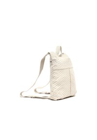 Mochila blanca acolchada con correas ajustables, que presenta un bolsillo con cremallera en el lateral y una superficie texturizada para un detalle sutil.