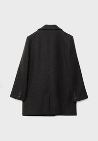 Mørkegrå uldoverfrakke med oversized pasform, brede klapper og tre knapdetaljer på ærmerne. Glat tekstur og skræddersyet design.