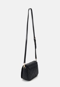 Borsa a spalla nera imbottita con chiusura a patta, tracolla in pelle liscia regolabile e dettagli in metallo dorato. Forma compatta e rettangolare.