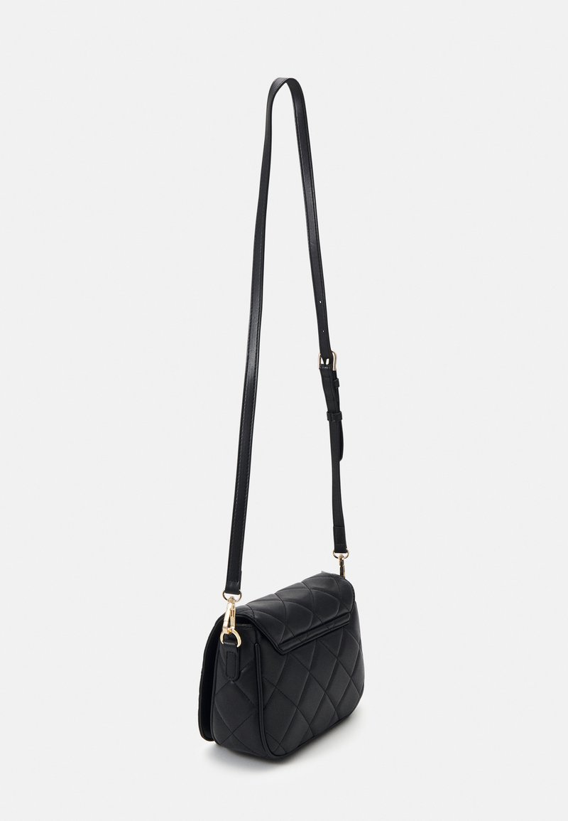 Schwarze gesteppte Schultertasche mit Klappenverschluss, verstellbarem, glattem Ledertragriemen undverschluss mit Akzenten in Goldfarbe. Kompakte, rechteckige Form.