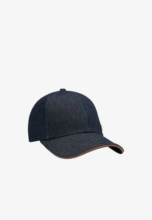 Mørk denimkasket med buet skygge, broderede detaljer og et lille logo på siden. Har et struktureret stof for ekstra detaljer.