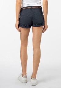 Marineblauwe denim shorts met een opgerolde zoom, voorzien van een gevlochten bruine riem. Ontworpen met achterzakken en een klassieke pasvorm.