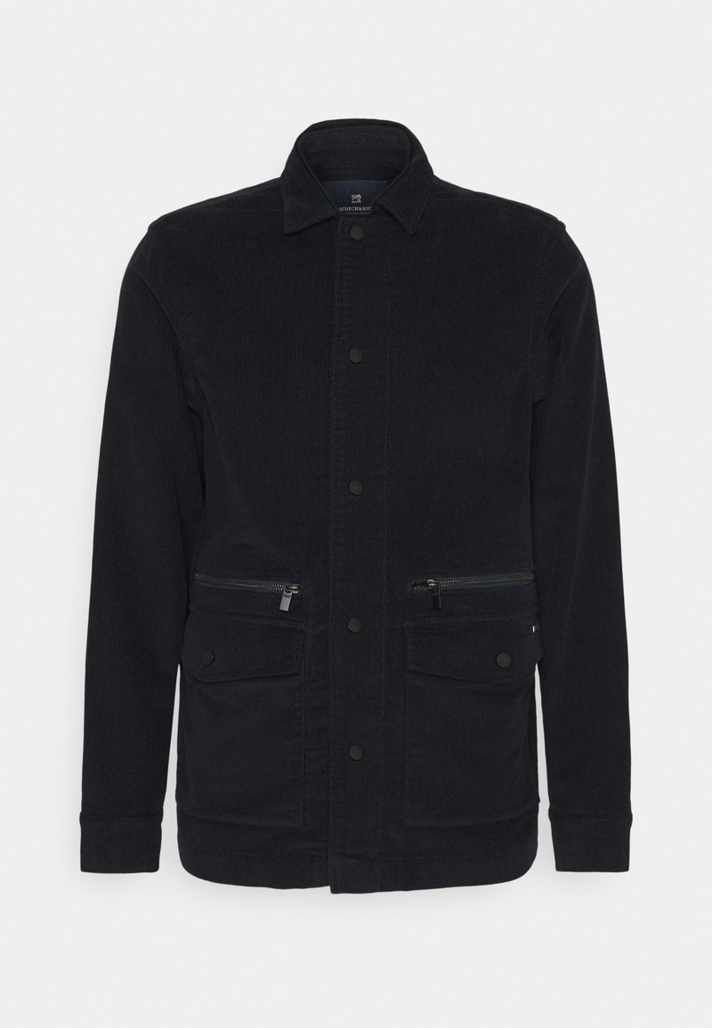 Kordjacke in tiefem Marineblau, mit einem Kragen, vorderen Druckknöpfen, zwei aufgesetzten Taschen mit Reißverschluss auf der Brust und zwei unteren aufgesetzten Taschen.