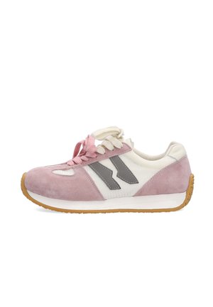 Rosa-weißer Sneaker mit Gummisohle, grauem, schrägem Doppel-Chevron-Logo auf der Mesh-Seite und ungleichfarbigen rosa und weißen Schnürsenkeln.