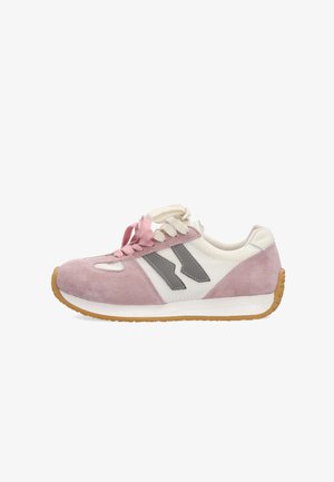 Różowo-biały sneaker z gumową podeszwą, szary skośny podwójny znak szewrona na siateczkowym boku oraz niepasujące do siebie różowe i białe sznurowadła.