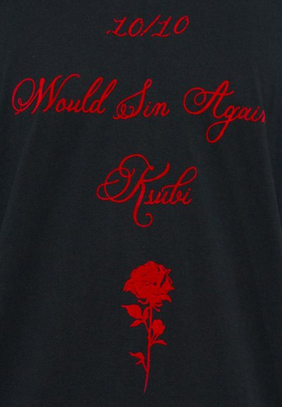 T-shirt en coton noir avec du texte brodé rouge : "10/10 Je pécherais à nouveau Kutbi" et un graphique de rose rouge en bas.