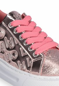 Sneaker metallico rosa oro con lacci pink, accenti testurizzati, dettagli del logo su un lato e suola in gomma bianca.