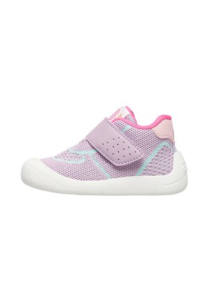Scarpe in rete viola con un accento rosa, dotate di una ampia fascetta in velcro, perforazioni per la traspirabilità e una suola in gomma bianca.