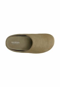 Olijfgroene slipper met een gladde, suede-achtige buitenkant, ronde neus en gevoerde binnenzool met het logo "wojas COMFORT."
