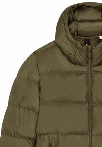 Doudoune vert olive avec col montant, fermeture éclair et design matelassé. Caractéristiques : tissu doux et lisse avec coutures minimalistes.