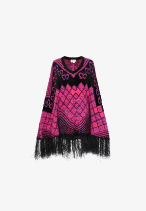Poncho flou rose et noir avec des motifs géométriques, en V, et bords frangés, présentant des textures variées et des couleurs vibrantes.