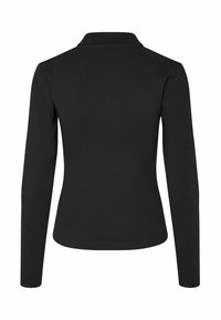 Svart långärmad polo med en figursydd design, ribbad textur och klassisk krage, utan synliga detaljer eller mönster.