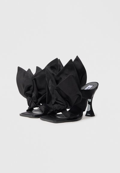 Sandalias negras de tacón con tejido de satén, detalles fruncidos, punta cuadrada y un diseño de tacón esculpido único.