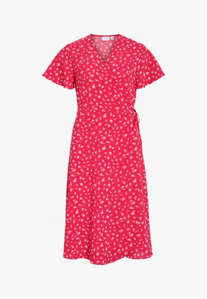 Vestido cruzado rojo con mangas cortas y vaporosas, estampado floral blanco y cinturón lateral, largo hasta la rodilla con escote en V.