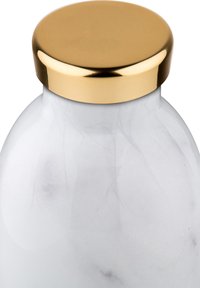 Bottiglia in marmo bianco con un design liscia, sormontata da un coperchio in metallo dorato lucido. La forma curva migliora la presa ergonomica.