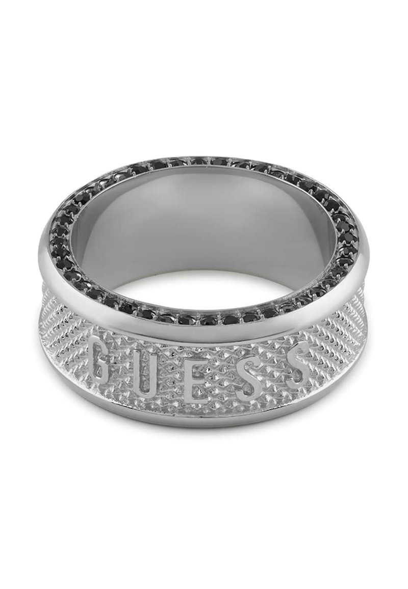 Zilveren ring met een gestructureerde band, gekenmerkt door een gegraveerd "GUESS" en een zwarte edelsteenrand. Gladde binnenafwerking, modern ontwerp.