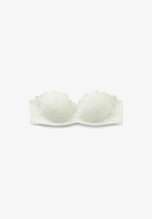 Witte strapless beha met bloemachtig kantdetail, gladde stof, gekromde cups, onderbroken ondersteuning en een delicate kantafwerking langs de randen.