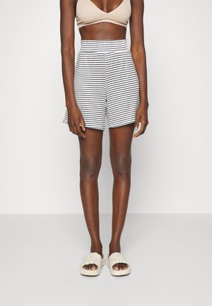 Zwart-witte gestreepte shorts met een elastische tailleband, gemaakt van een lichte stof, met een relaxte pasvorm en zijsplitsingen.