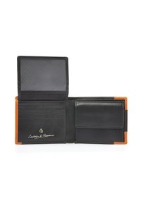 Portafoglio bifold in pelle nera e marrone aperto per mostrare gli scomparti per carte, una tasca per monete con patta e una finestra ID trasparente.