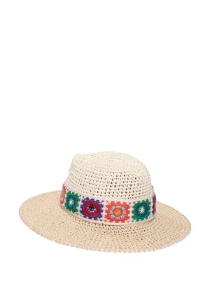 Cremefarbener, gewebter Strohhut mit breiter Krempe und farbenfrohem gehäkeltem Band mit quadratischen Blumenmustern in Grün, Lila, Orange und Rot.