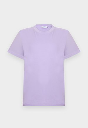 Enkelt lys lilla T-skjorte med korte ermer og rund hals, med synlig merkeetikett på kragen mot hvit bakgrunn.