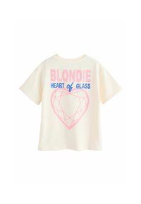 Kermanvärinen t-paita, jossa on pyöreä kaula-aukko, lyhyet hihat ja graafinen printti. Tekstissä lukee "BLONDIE" vaaleanpunaisella ja "HEART of GLASS" sinisellä, vaaleanpunaisen timanttisydämen ääriviivalla.