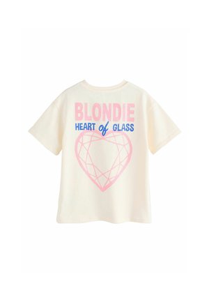 Krämfärgad t-shirt med rund hals, korta ärmar och ett grafiskt tryck. Texten säger "BLONDIE" i rosa och "HEART of GLASS" i blått, med en rosa diamantformad hjärtoutline.