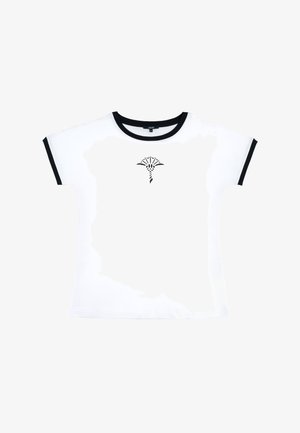 Biała koszulka z krótkim rękawem z czarną lamówką na kołnierzu i rękawach, z małym czarnym abstrakcyjnym wzorem na środku klatki piersiowej.