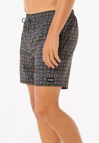 Shorts de bain noirs avec un motif géométrique en vert, violet et blanc ; taille élastique avec cordon de serrage ; étiquette de logo sur la jambe gauche.