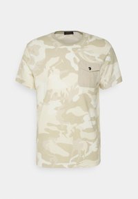 Beige maskovací tričko vyrobené z bavlny. Má kulatý výstřih, krátké rukávy a levé náprsní kapsu se zapínáním na knoflík.