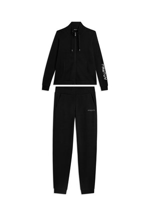 Sudadera con capucha negra con cremallera, bolsillos laterales y pantalones jogger negros a juego, ambos con la marca "FREDDY" en la manga y la pierna del pantalón.