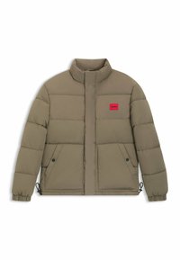 Giacca puffer khaki con colletto alto, patch logo rosso, tasche frontali, polsini elasticizzati e cordino all'orlo per una vestibilità regolabile.