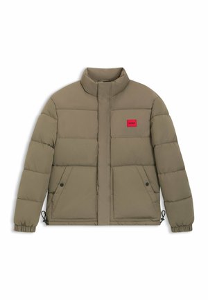 Khaki pufferjakke med høj krave, rød logo-patch, forlommer, elastiske manchetter og snoretræk i kanten for justerbar pasform.
