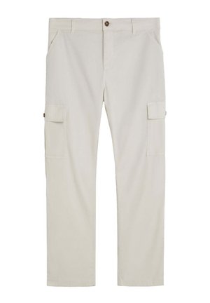 Pantalones cargo beige de pierna recta con bolsillos laterales con solapa, bolsillos frontales laterales, trabillas para cinturón y cierre de botón en la cintura.