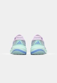 Paarse en mintgroene sportschoenen met een bovenwerk van mesh, een gestructureerde hiel en lichtblauwe accenten. Bevat het Adidas-logo op de hiel en zijkant.